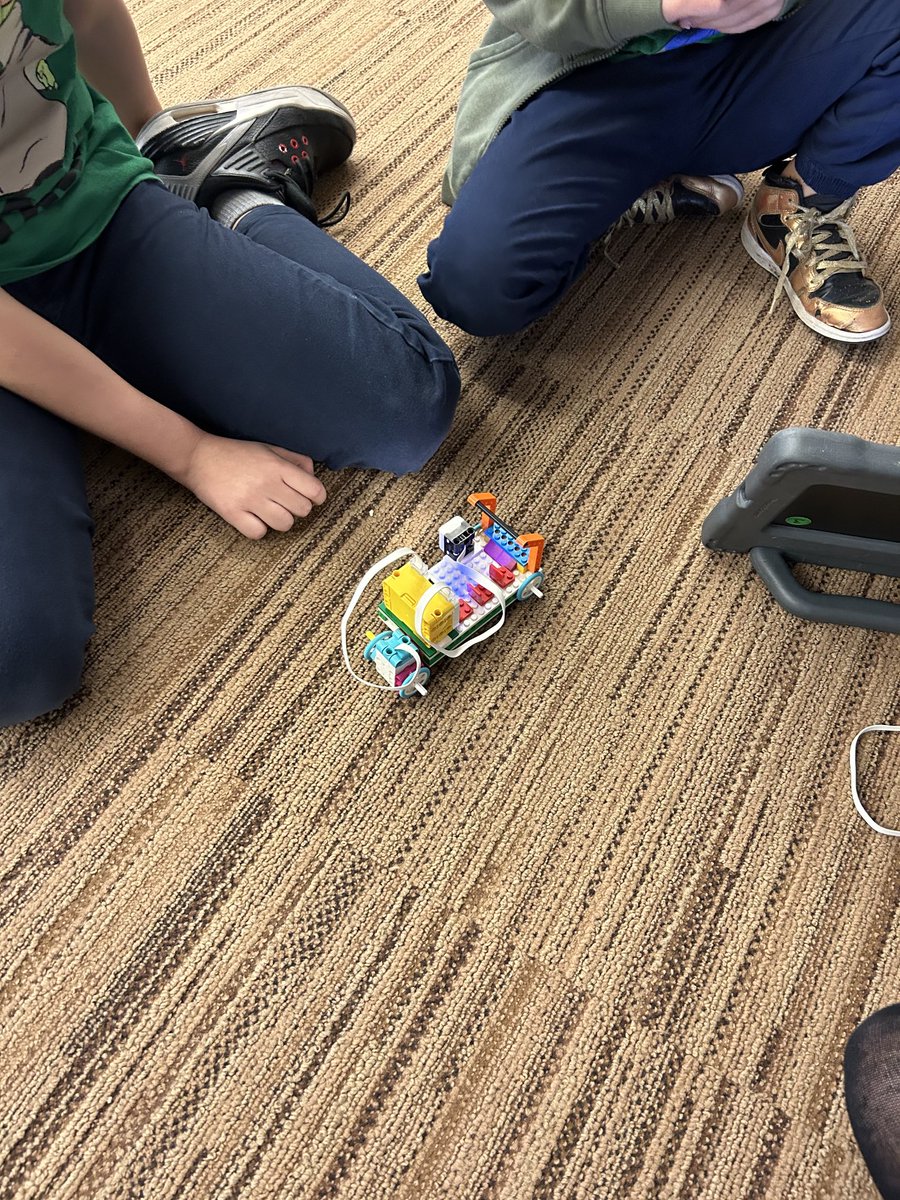 Coding happening at ⁦<a href="/stthces/">St. Thomas CES</a>⁩ - thank you ⁦<a href="/EvelinNiemiec/">Sum fun with STEM</a>⁩ and ⁦<a href="/MrN123T/">Michael Noronha</a>⁩ for your support - STEM in ⁦<a href="/HWCDSB/">HWCDSB</a>⁩