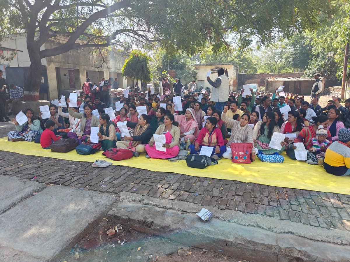 up72l1788's tweet photo. @bstvlive 12460 के नव नियुक्त सहायक अध्यापकों को स्कूल आवंटन करें सरकार https://t.co/tEiqD9EZ5R