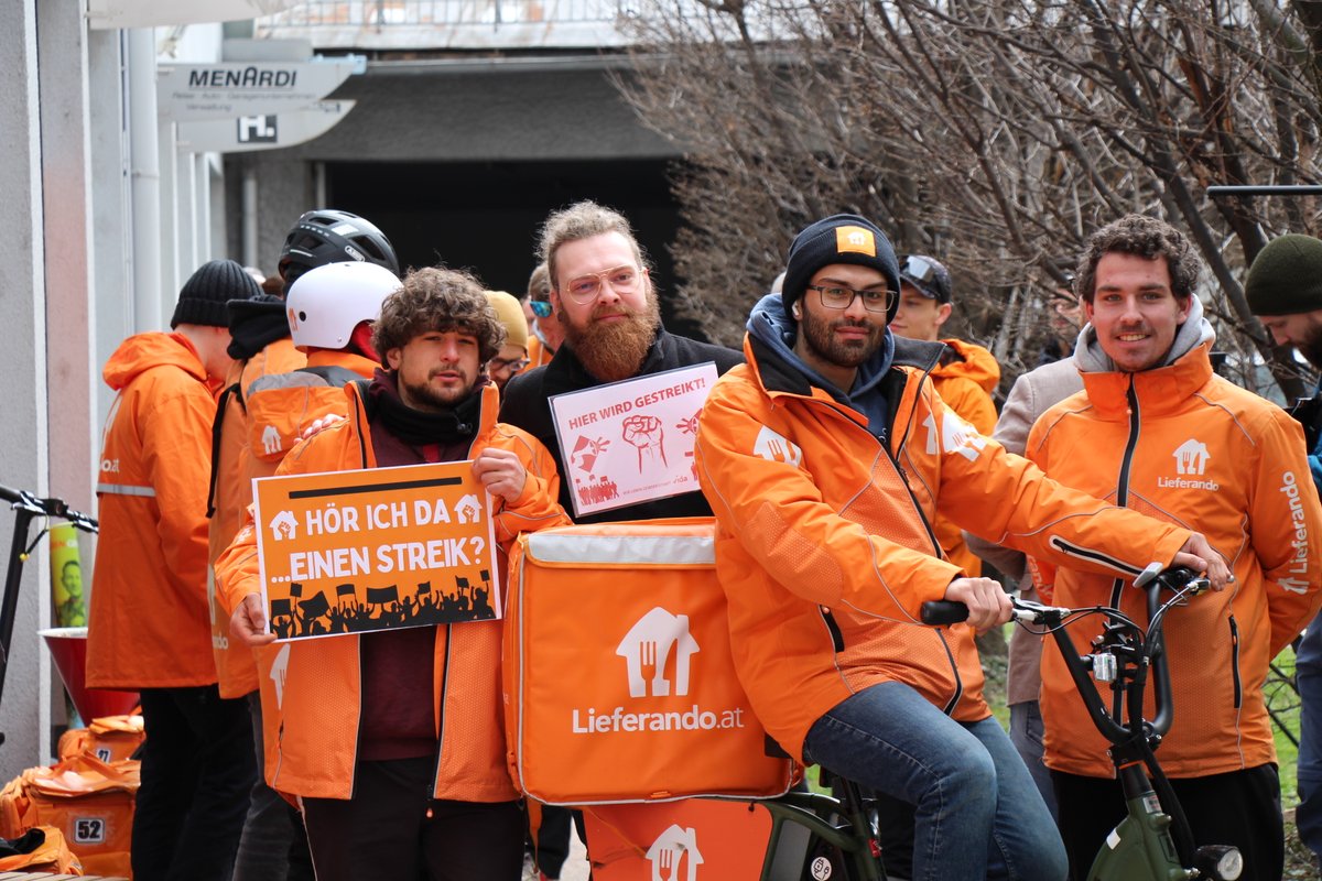 oegb_at's tweet photo. Sehr stark! 💪 Heute hat es Warnstreiks der Fahrradbot:innen in Wien, Graz, Innsbruck und Klagenfurt gegeben. Die Arbeitgeber bieten nur 5,8 % Lohnerhöhung - viel zu wenig! Die @gemeinsam_vida kämpft weiter! #KVTicker https://t.co/YEFlqg7wy6