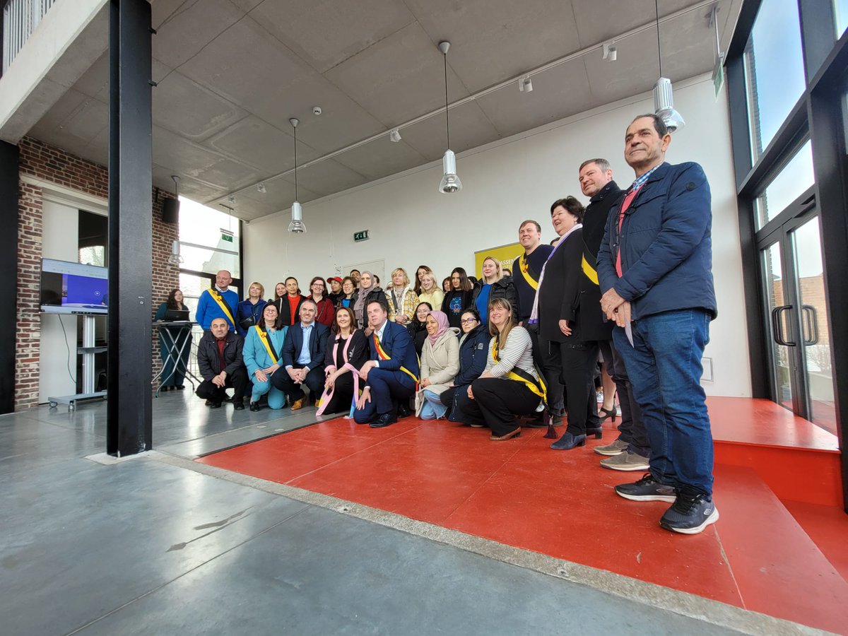 Al 20.000 gebruikers oefenen hun Nederlands met de interactieve NedBox-app. De minister van inburgering kreeg tijdens een conversatietafel in Merchtem een instructie. Daarna ging ze met een aantal cursisten in de praktijk na hoe de app iemand kan helpen die de bus wilt nemen.