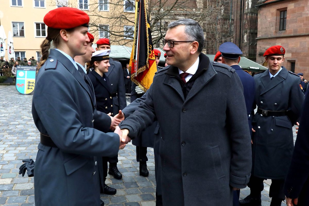 fwhfreising's tweet photo. Feierliches Gelöbnis von 300 Rekrutinnen und Rekruten des Luftwaffenausbildungsbataillions und des ABC-Abwehrbataillons 750 „BADEN“ in Nürnberg: Was für ein starkes Bekenntnis in diesen bewegten Zeiten! Die Soldatinnen und Soldaten tragen große Verantwortung für unser Land, für Frieden, Freiheit und Sicherheit. Als „Bürger in Uniform“ zeigen Sie mutig Flagge für Deutschland und sind bereit, unsere Werte mit Leib und Leben zu verteidigen. Bayern ist Bundeswehrland. Wir stehen zu unseren Soldatinnen und Soldaten, zu Sicherheit und Stärke. Deshalb brauchen wir eine starke Bundeswehr, die fähig ist, im EU- und NATO-Bündnis ernsthaft und ohne Einschränkungen Verantwortung zu übernehmen. Alles Gute, wir sind sehr stolz auf Sie! #wirdienendeutschland