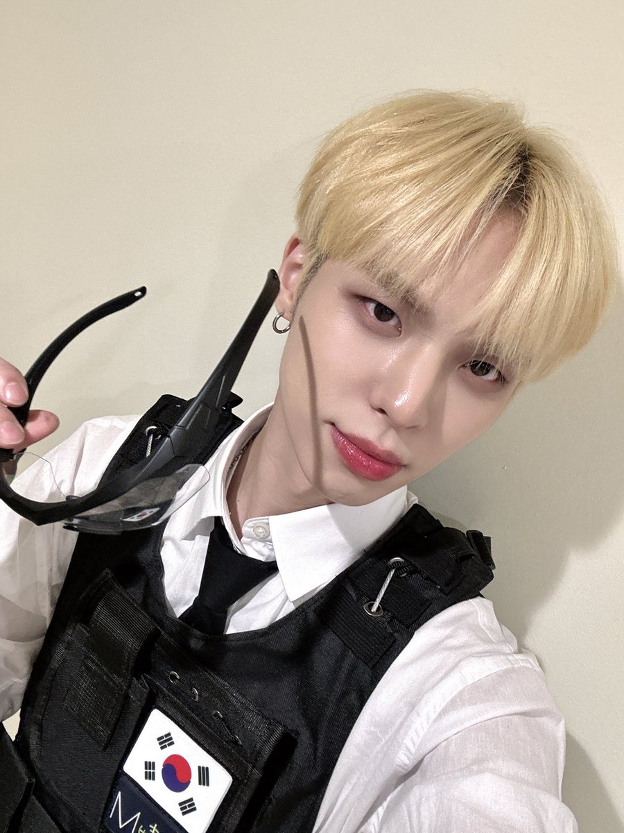 CIX_twt's tweet photo. 꼼짝마!!🔫💙

#CIX #FIX #BX #이병곤 #병곤 #평픽사💙 https://t.co/S1yRHQFdfJ
