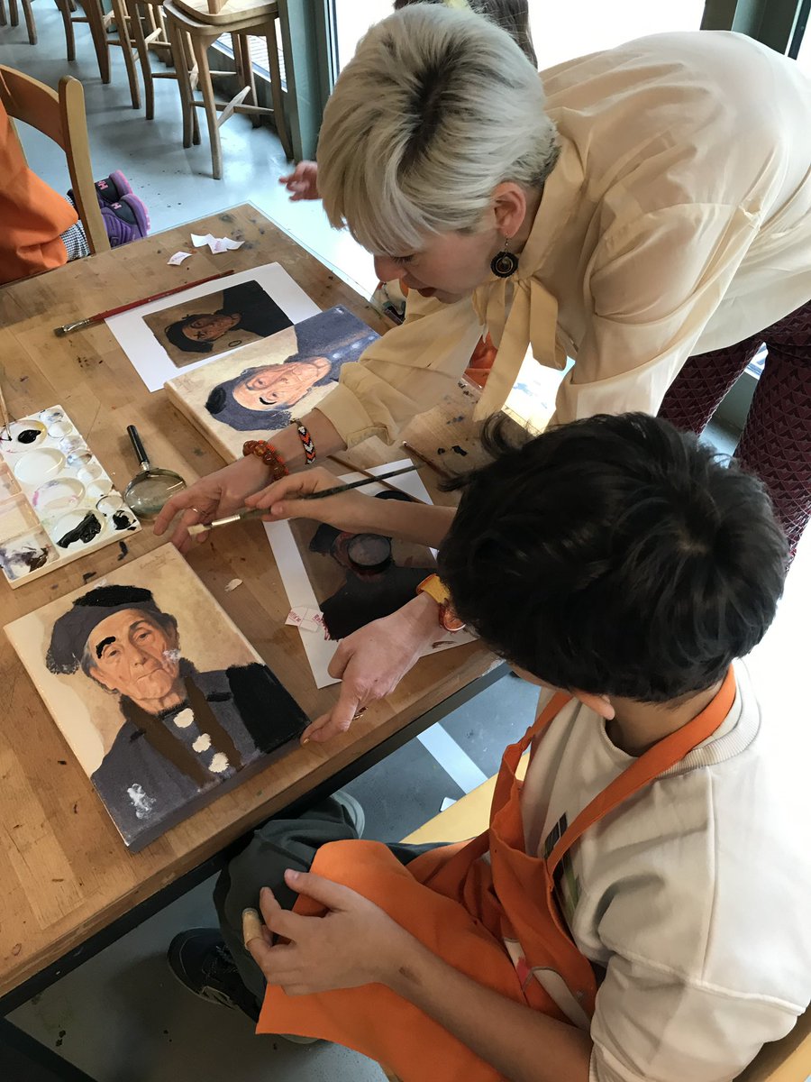 JRArchaeologist's tweet photo. Çocuklarımız‘Görünenin Ötesinde Osman Hamdi’ sergisi ve konservasyon projesi kapsamında yapılan bilimsel uygulama-araştırmaları takip edip, tablo konservasyonu yapmayı deneyeceğiz.Sanat tarihi,arkeoloji ve konservasyon disiplinlerinin bir arada çalışma yöntemlerini öğreniyoruz. https://t.co/CuKppwlEdf