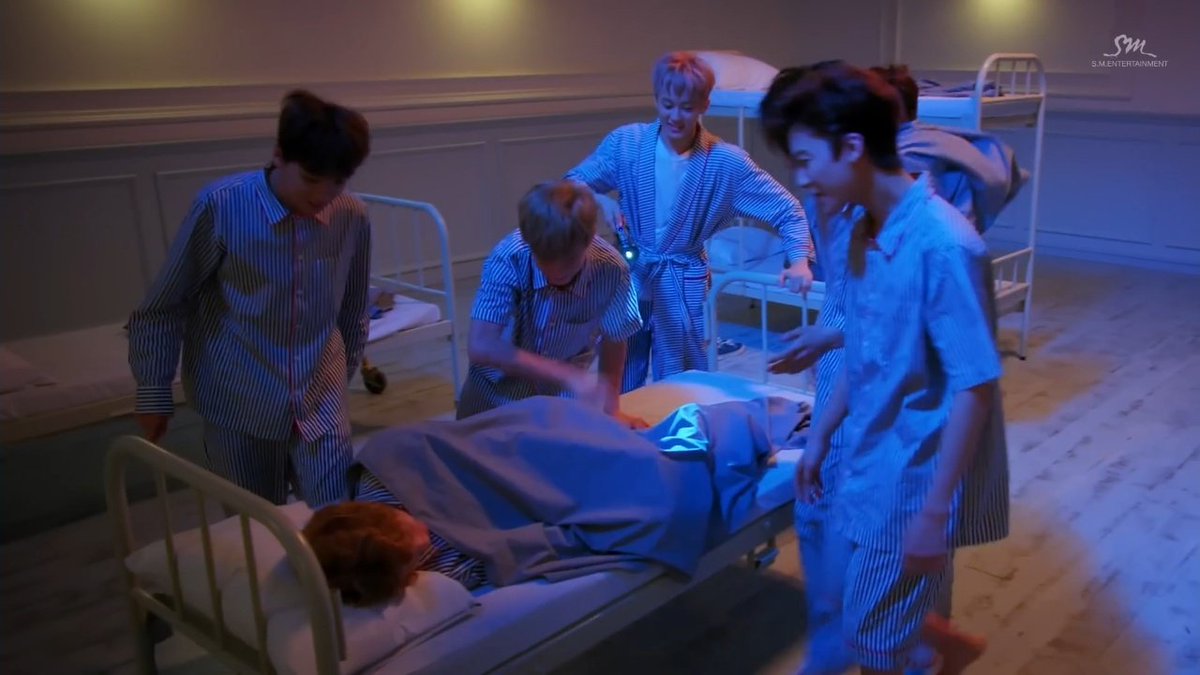 ljnsbff's tweet photo. rewatching chewing gum mv and 😵😵😵 https://t.co/pDsayhxSmf
