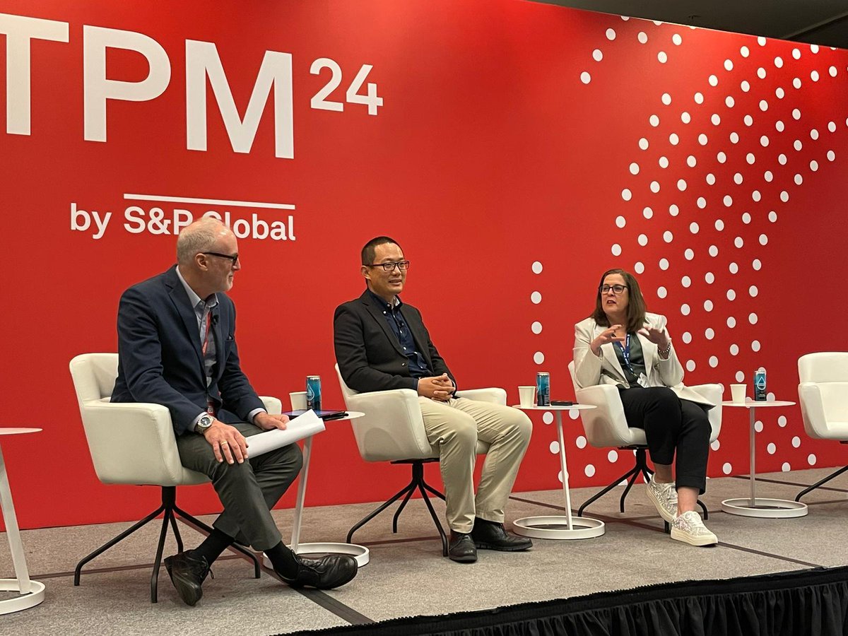 🌟 Excited to share our partnership with @Castlery at #TPM24! Our talk highlighted how Maersk's integrator strategy enhanced #Castlery's supply chain, reducing wait times & optimizing cost savings. tinyurl.com/bdz74w9k📷Thanks #TPM24! #IntegratedLogistics #MaerskNorthAmerica