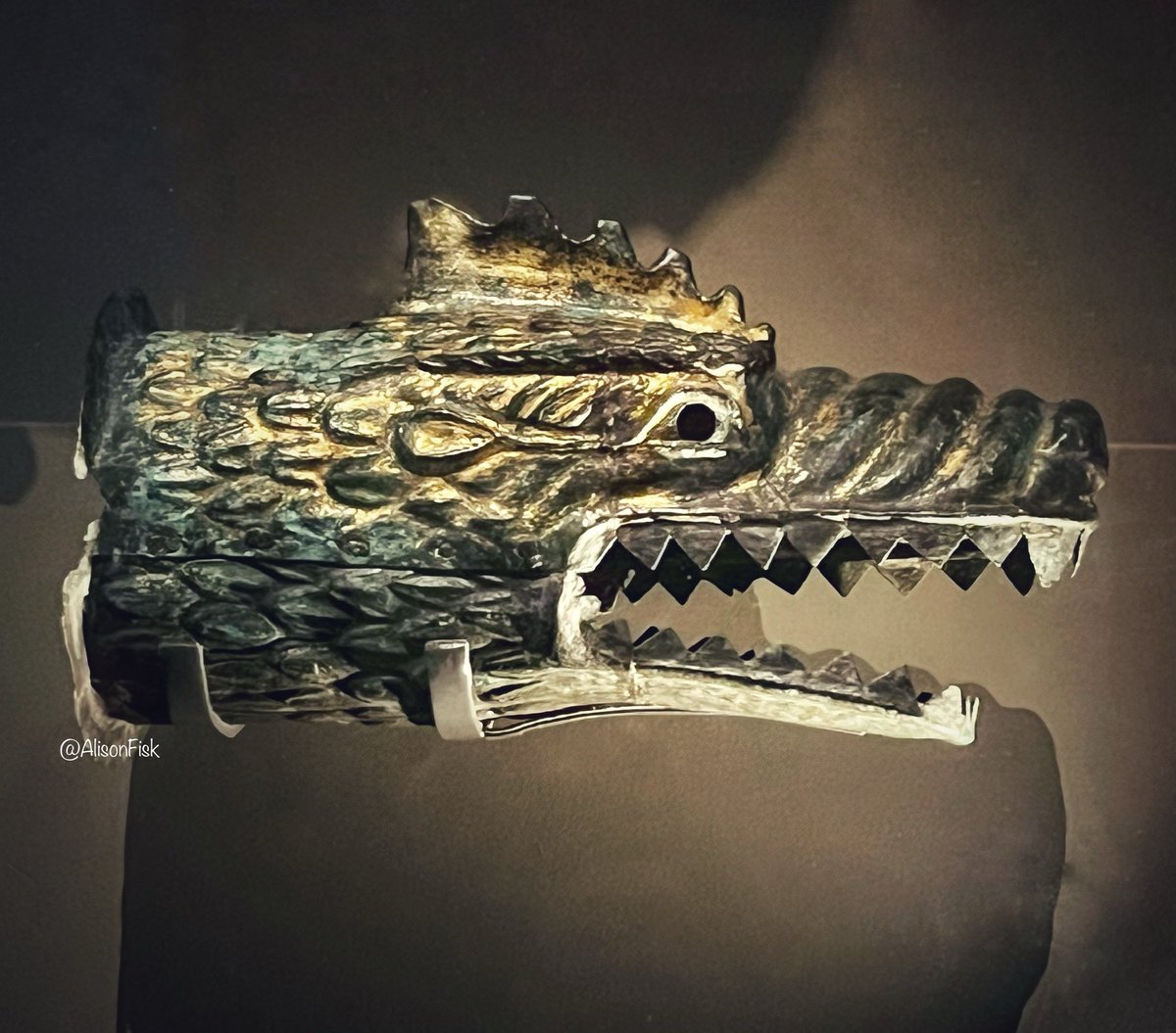 #RomanfortThursday

A fearsome Roman dragon head (draco). Copper alloy, AD 190-260. Part of a military standard which whistled eerily as the rider charged into battle! 

Here’s how it may have sounded: youtube.com/watch?v=xzZBJm…

Found at the Limes fortress of Niederbieber, Germany.