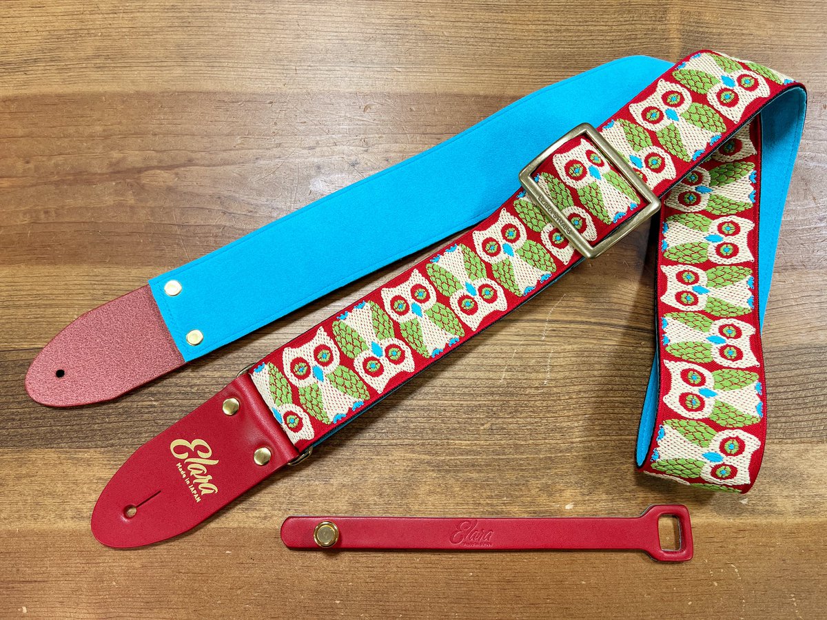 ElaraStraps's tweet image. お客様よりカスタムオーダー頂き製作したアコースティック用ギターストラップ！

Horn Owls Carmine Ultrasuede
ロビンズエッグウルトラスウェード/レッドタブ革/ゴールドマットロゴ箔/ブラスパーツ

Guitar Strap fastener for Acoustic Red

#elarastraps #fastener #guitarstrap #エララストラップ