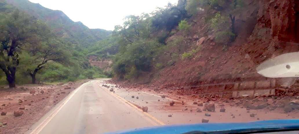 🚨 Alerta 🚨 Derrumbes sobre RN68 entre (La Salamanca)km77 y (El Guayacan)km84. Transitar con precaución. Personal de VN camino para despejar la calzada. #PrecauciónVial #atencion