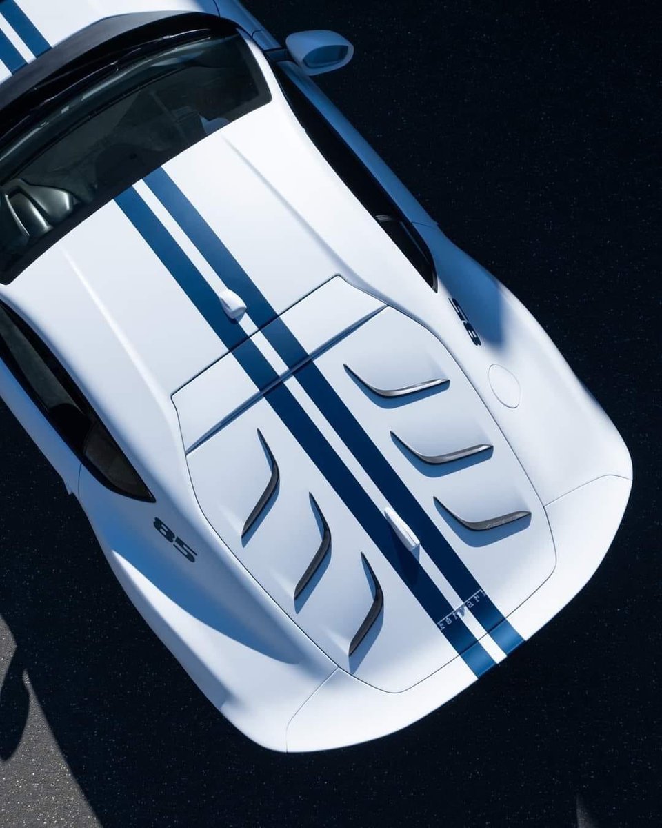 Falivenn's tweet photo. Ferrari 812 Competizione - Matte Bianco Mille Miglia + Matte Blu Nart https://t.co/vJd4EtSgco