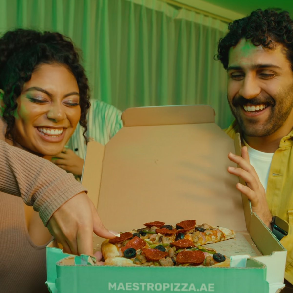 Now that’s the Maestro sharing smile 🤩💚🍕
.
شوفوا الابتسامة لما تشاركون بيتزا مايسترو 🤩💚🍕
.
#maestropizza #UAE #Dubai #pizza #pizzagram  #NewBeat #NewMaestro