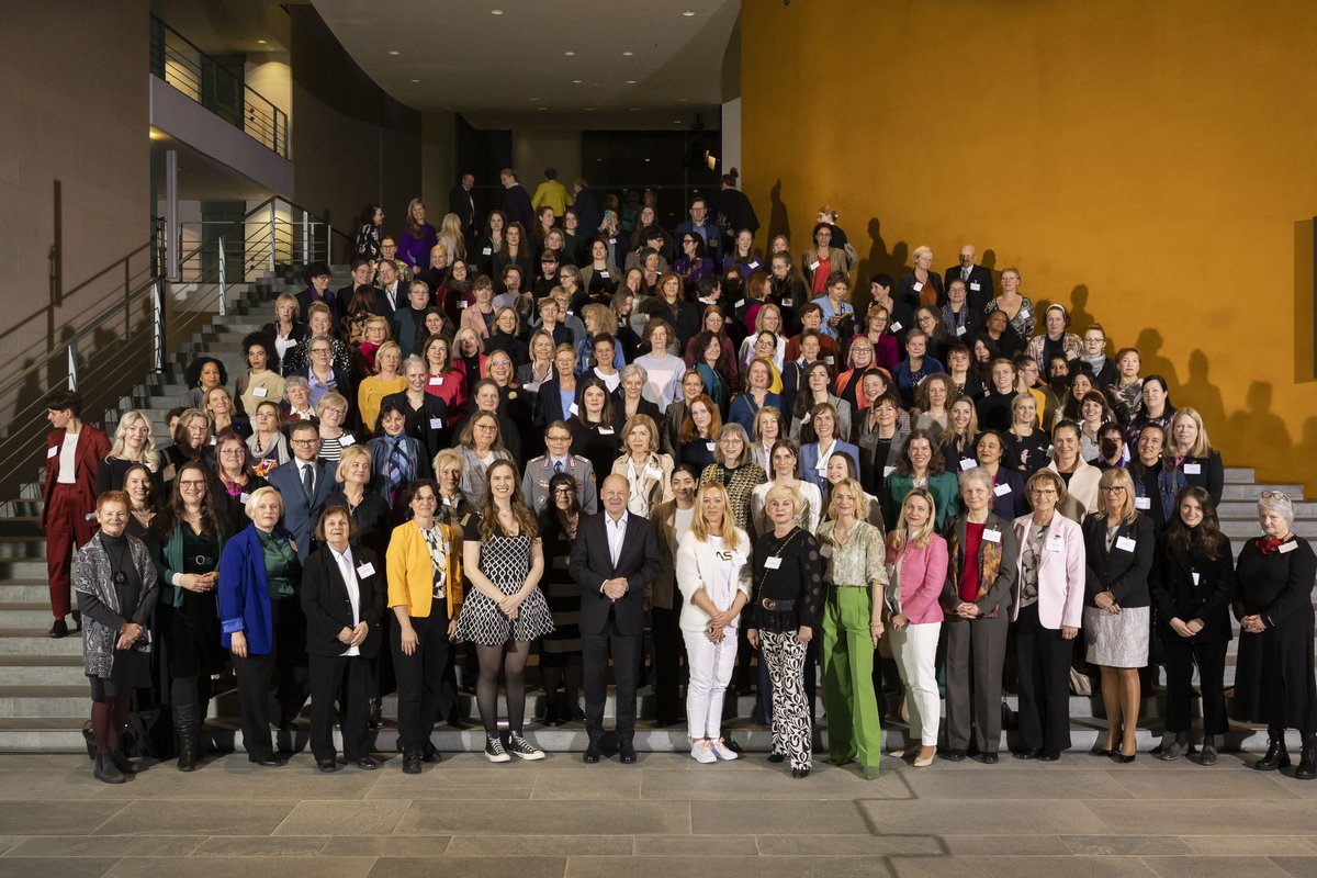 Das war ein besonderer Moment gestern Abend: 200 Frauen aus Ostdeutschland zu Gast im Bundeskanzleramt! 
Sie alle setzen sich für unsere Gesellschaft und für Ostdeutschland ein. Ihr Engagement, ihre Tatkraft und ihre Erfahrungen sind unverzichtbar. #weltfrauentag