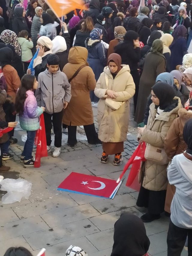 DailyTurkst's tweet photo. Namaz ne kadar kutsalsa bayrak da o kadar kutsaldır. Kimse hiçbir bahane ile Türk bayrağını yere seremez! https://t.co/1peiT2ii8y