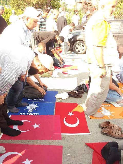 DailyTurkst's tweet photo. Namaz ne kadar kutsalsa bayrak da o kadar kutsaldır. Kimse hiçbir bahane ile Türk bayrağını yere seremez! https://t.co/1peiT2ii8y