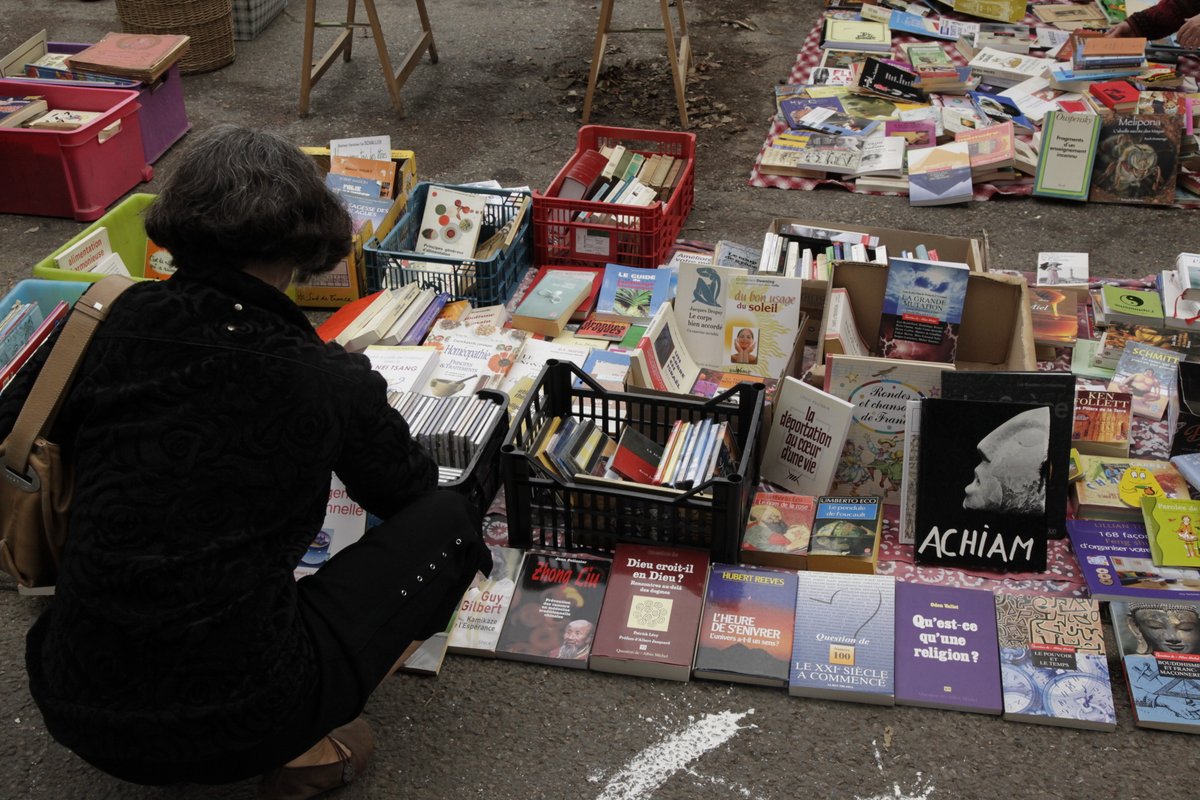 VilleDeClamart's tweet photo. La saison des bonnes affaires est de retour dimanche 5 mai à #Clamart avec les #MiniPuces du #PetitClamart 😉!
Jouets 🧸, livres 📚, vêtements 👚, bibelots 🎎... Revendez-les ! Plus de 100 emplacements sont ouverts à la résa à partir du 18 mars sur https://t.co/CtJKwU7cNj ⏰. https://t.co/zFYEIpyGhC