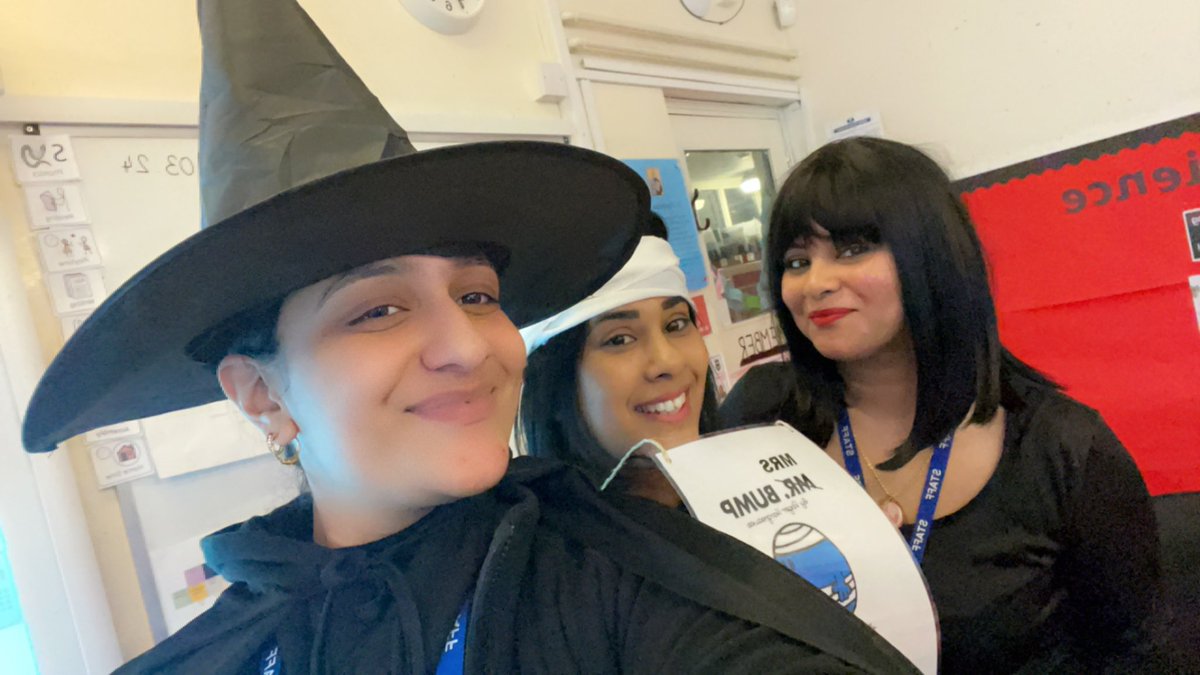 StClaresVoice's tweet image. Smiles all round celebrating World Book Day 2024! #books -#witches #enormouscrocodile #mrsbump #littlemisssunshine #cowgirl #ficktion #nonfiction