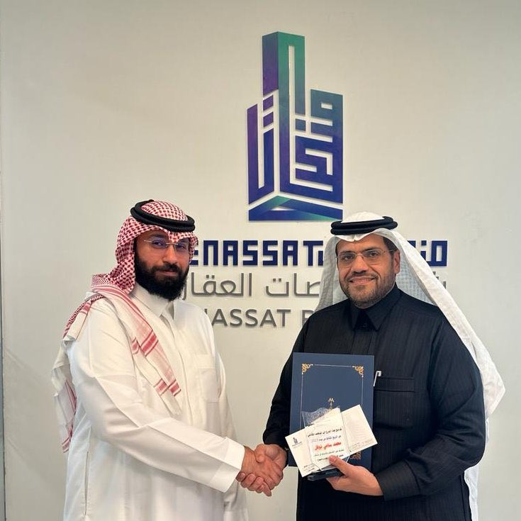 Deals3030's tweet photo. #شركة_منصات_العقارية  تكرم موظفها المثالي لعام 2023م في من قبل رئيسها  التنفيذي خالد المبيض .. 

@gomenassat https://t.co/88FzWDPUxm