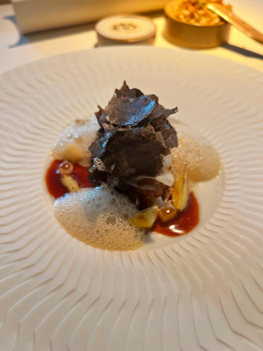 Krokant gebakken kalfszwezerik gelakt met koffie, een verbluffende kalfsjus met sherry, luchtig schuim met koffiearoma en aardse wintertruffel. Smaakbom! 

<a href="/Treeswijkhoeve/">Dick Middelweerd</a> #Waalre #2MICHELINStars