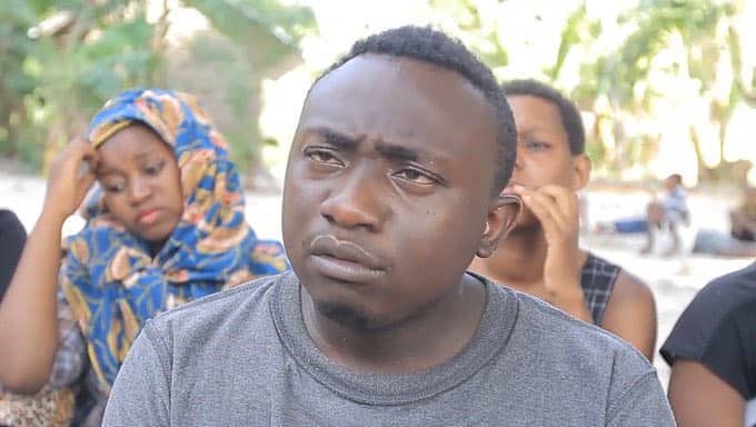virutubishoo's tweet photo. Hiz kampun ziwe fair jaman mbona kwenye matangazo ya colgate na whitedent wanaonyesha MENO lkn ALWAYS na FREESTYLE hawaonyesh kitu chochote?

#Kuulizacoujinga
#foreverlivingproduct
#argiplus https://t.co/6SfOc2Qes4