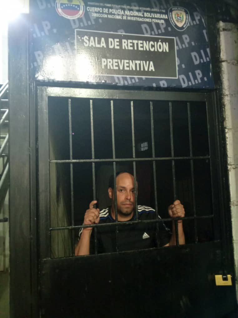 rcamachovzla's tweet photo. El sujeto que se ve en el video haciéndose pasar por PNB y amenazando a una persona que lo grababa ya fue detenido por funcionarios del CPNB, la mujer que lo acompañaba fue detenida la mañana del miércoles #6mar.

Este sujeto trabajó muchos años como vigilante en una empresa privada y luego se dedicó a la mecánica reparando motos de funcionarios policiales.

La mujer fue funcionaria de la PNB, pero se había retirado de la institución hace 2 meses.