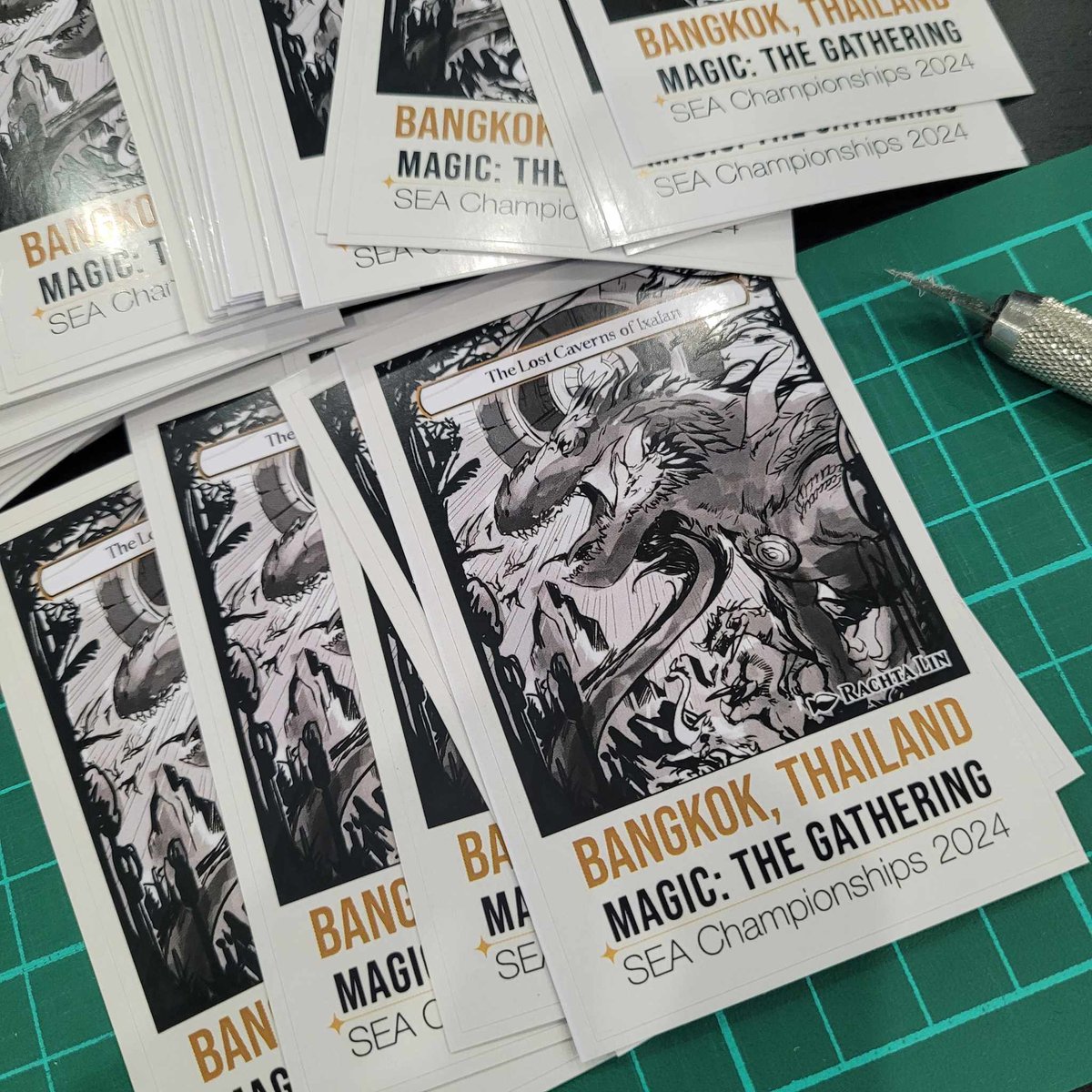 rachta_lin's tweet photo. Good morning from #MagicTheGathering SEA Regional Championship🇹🇭! Pick up this travel sticker from my artist table! 🥰It is an event souvenir I made for you.
#MagicJudge get a special version!
Hope you like it ✨ and good luck with the tournament!
#mtg #rachtalin https://t.co/lyEPl1sBkL