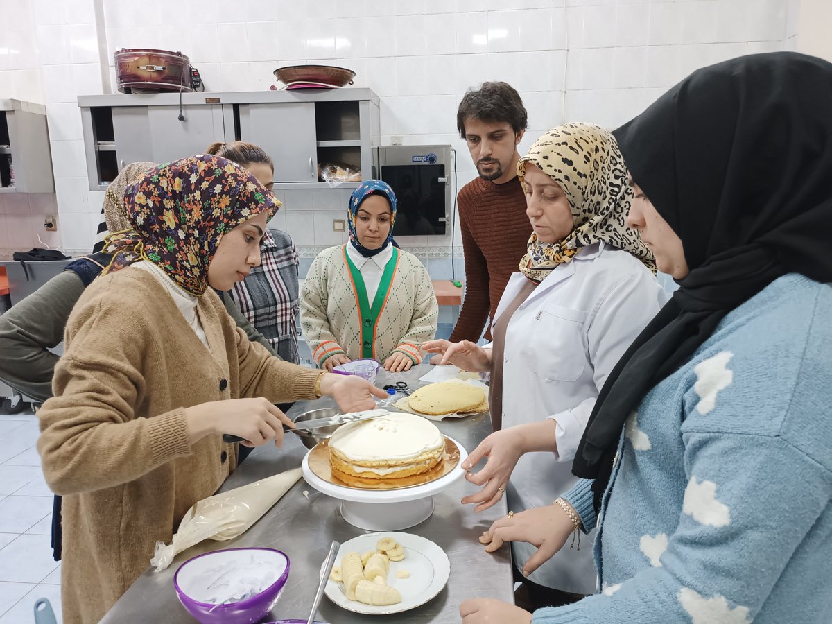 dbbdismek's tweet photo. #DİSMEK Sümerpark şubemizde yeni kursiyerlerimizle ilk pastamızı yaptık.
 
Alanında uzman eğitmenlerimizle kursiyerlerimizi yetiştiriyor, onlarla gelişiyoruz.
 
Detaylı bilgi için; https://t.co/t7cFw0sin2 web sayfamızı ya da kurs merkezlerimizi ziyaret edebilirsiniz. https://t.co/djM5JW4ejg