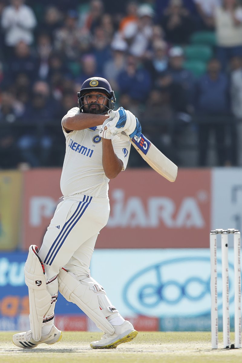 BCCI's tweet photo. FIFTY &amp; counting for Captain Rohit Sharma 😎👏

#TeamIndia move to 122/1 after 25 overs.

Follow the match ▶️ https://t.co/OwZ4YNtCbQ

#TeamIndia | #INDvENG | @IDFCFIRSTBank | @ImRo45 https://t.co/zEUU29w1EX