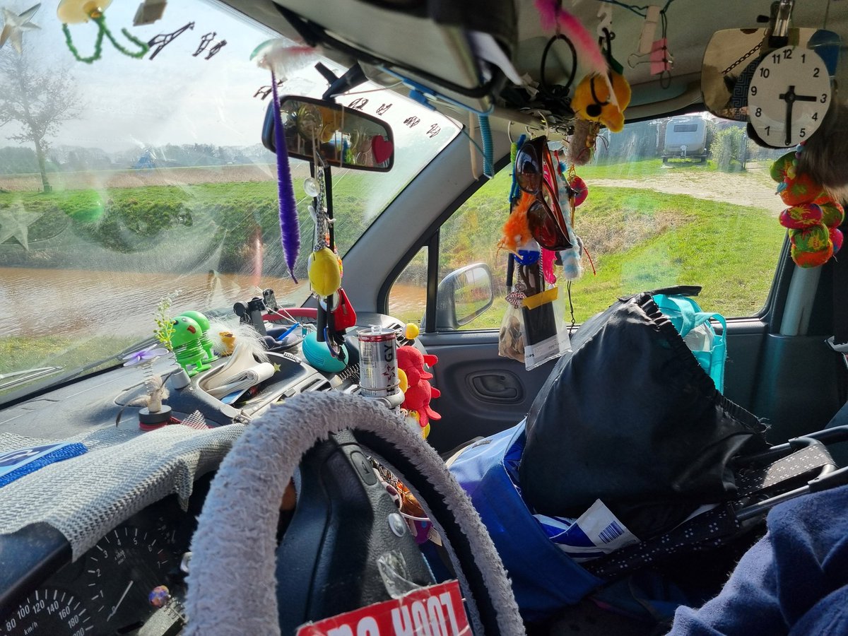 Ik kwam deze auto tegen op de weg. Bestuurder vond dat er nog wel genog zicht had. Toch maar wat goederen laten verwijderen.