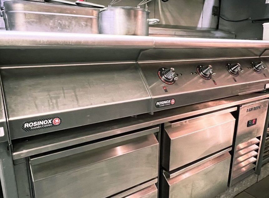 Great to see this GastroPub in London using the perfect combination of high-quality #Rosinox modular induction equipment and #Friginox refrigerated drawers, integrated seamlessly. 

#ExclusiveRanges #Gastropub #Hospitality #CateringEquipment #Modular  #Refrigeration #Foodservice