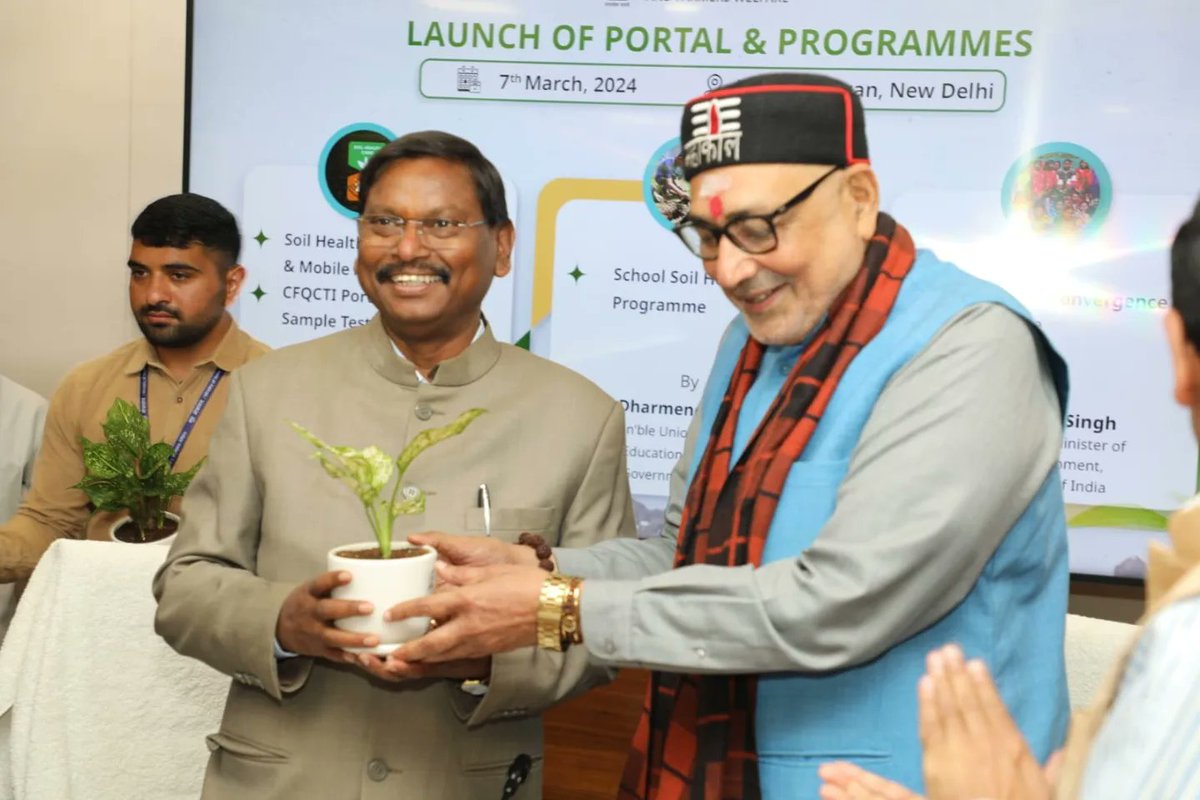 DDKisanChannel's tweet image. केंद्रीय ग्रामीण विकास मंत्री, गिरिराज सिंह, ने आज कृषि भवन,नई दिल्ली में मृदा स्वास्थ्य पोर्टल,स्कूल मृदा स्वास्थ्य और कृषि सखी अभिसरण कार्यक्रम में अपने विचार व्यक्त किए।

@PMOIndia @AgriGoI
@PIBAgriculture @girirajsinghbjp
 #SoilHealthPortal #Soiltestinglab #SoilHealthCards