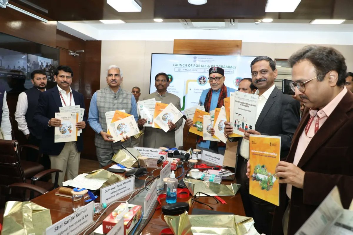 DDKisanChannel's tweet image. केंद्रीय ग्रामीण विकास मंत्री, गिरिराज सिंह, ने आज कृषि भवन,नई दिल्ली में मृदा स्वास्थ्य पोर्टल,स्कूल मृदा स्वास्थ्य और कृषि सखी अभिसरण कार्यक्रम में अपने विचार व्यक्त किए।

@PMOIndia @AgriGoI
@PIBAgriculture @girirajsinghbjp
 #SoilHealthPortal #Soiltestinglab #SoilHealthCards