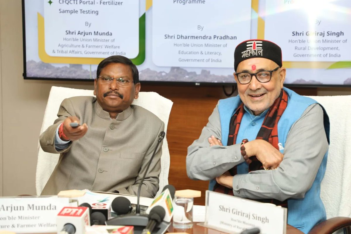 DDKisanChannel's tweet image. केंद्रीय ग्रामीण विकास मंत्री, गिरिराज सिंह, ने आज कृषि भवन,नई दिल्ली में मृदा स्वास्थ्य पोर्टल,स्कूल मृदा स्वास्थ्य और कृषि सखी अभिसरण कार्यक्रम में अपने विचार व्यक्त किए।

@PMOIndia @AgriGoI
@PIBAgriculture @girirajsinghbjp
 #SoilHealthPortal #Soiltestinglab #SoilHealthCards