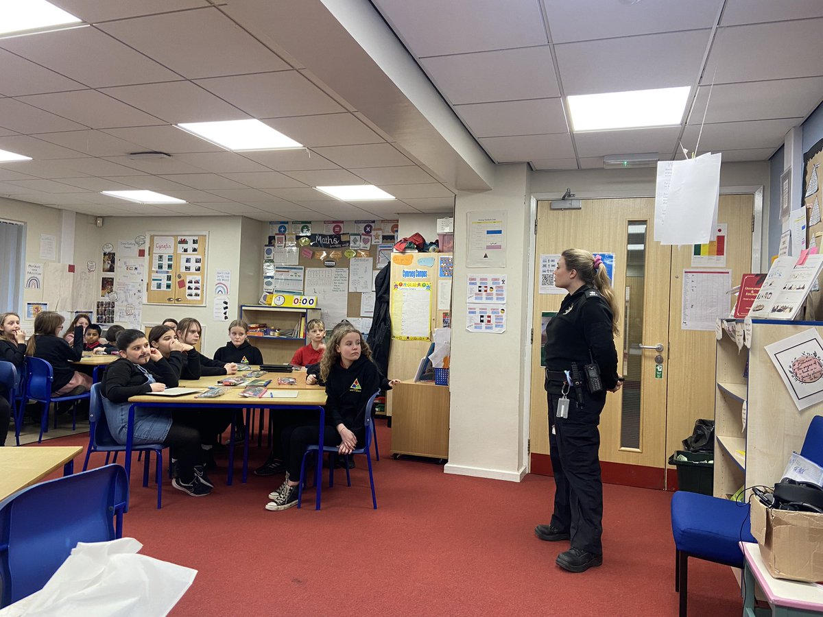 MrsSarahThomas1's tweet photo. Dosbarth Yr Wyddfa are taking part in ‘ The Park’ session with PC Hulley learning about AntiSocial behaviour in the community @MaesYMynydd https://t.co/pA0cX4xNbg