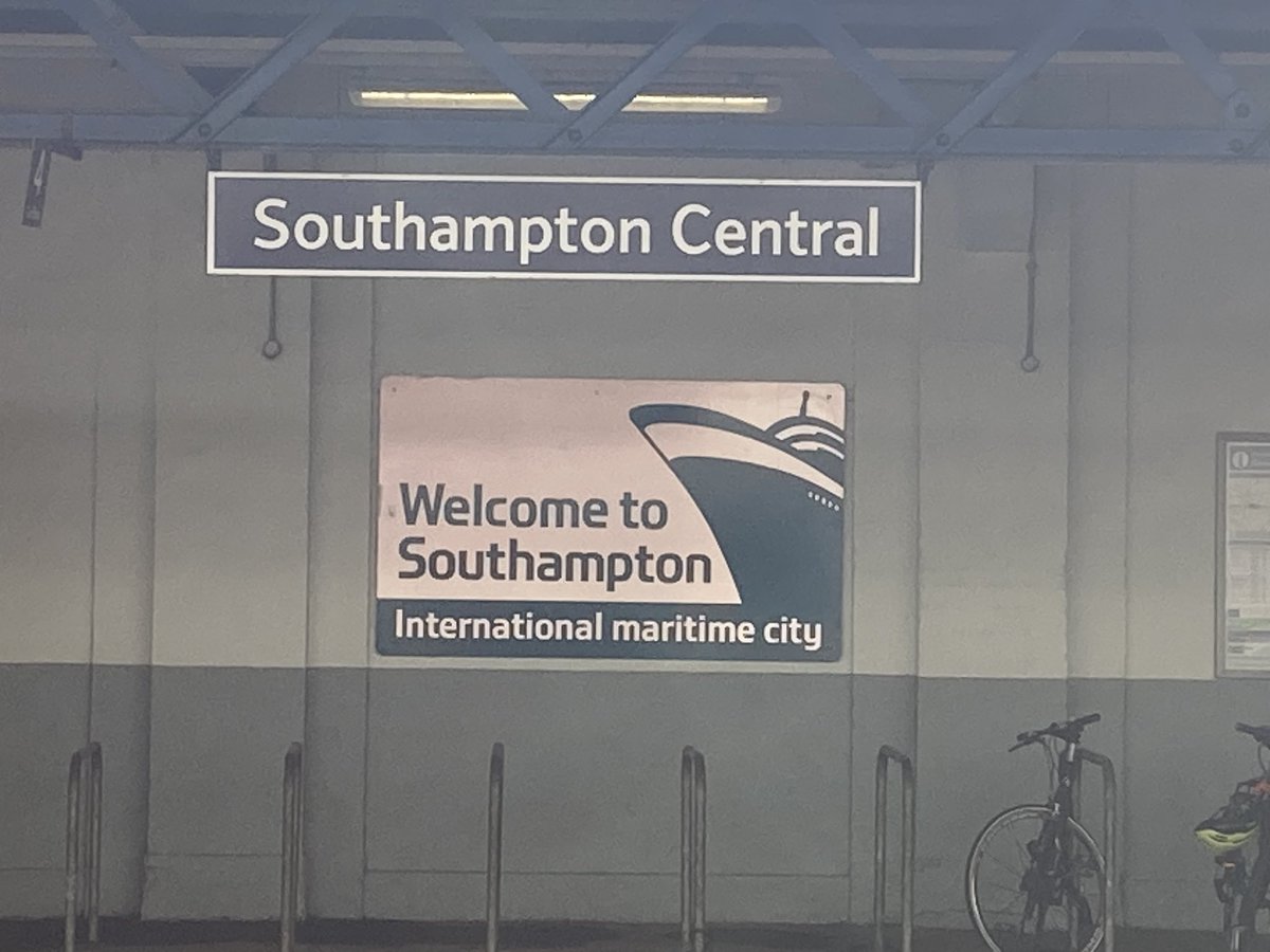 rhiatanhae's tweet photo. @itsleepeart @KomediaBrighton Still no takers #8NightsWithHeather so off we went yesterday from Brighton to Southampton for her to practice her Cheerleading. Just as she is about to start, a major fire breaks out and steals the news headlines ☹ https://t.co/6UuALGIDPq