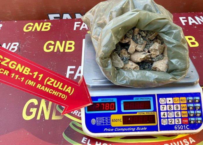 La FANB en el PAC la Campesina, estado Zulia, capturó a dos ciudadanos a quienes se le incautó 02 envoltorios de material sintetico, contentivos de presunta droga denominada cocaína, con un peso total de dos kilos setecientos ochenta (2.780) gramos. A/O del Ministerio Público.