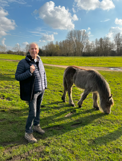 Prof Chris Gosden guided us around Port Meadow yesterday (in the glorious 🌞!) teaching us about this ancient archaeological landscape on our doorstep. #WellbeingWalk #explorelocally #Oxford #Archaeology We might have captured a perfect profile pic for his HORSEPOWER project!