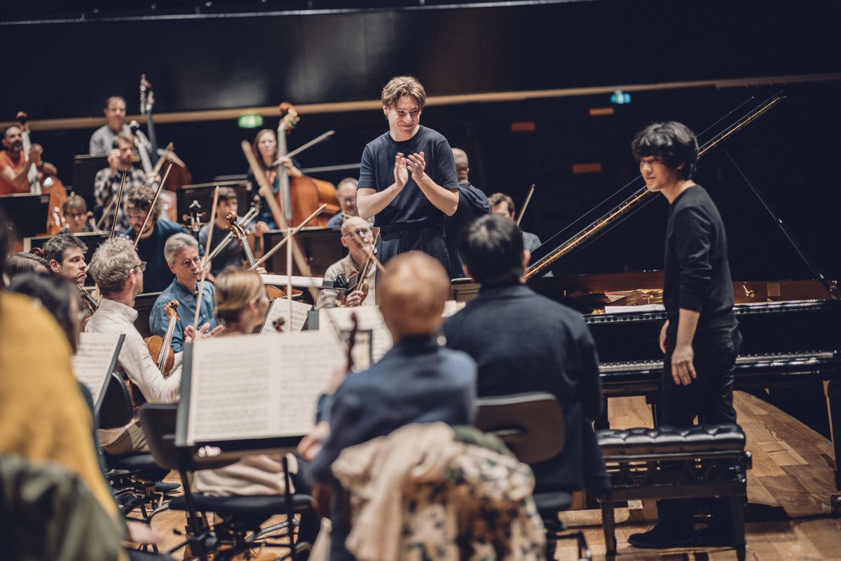 This week in Paris with the incredible Yunchan Lim, one of the most impressive artists I have ever met Rachmaninoff 2 Shostakovich 11 📸 Denis Allard / Orchestre de Paris @OrchestreParis @philharmonie