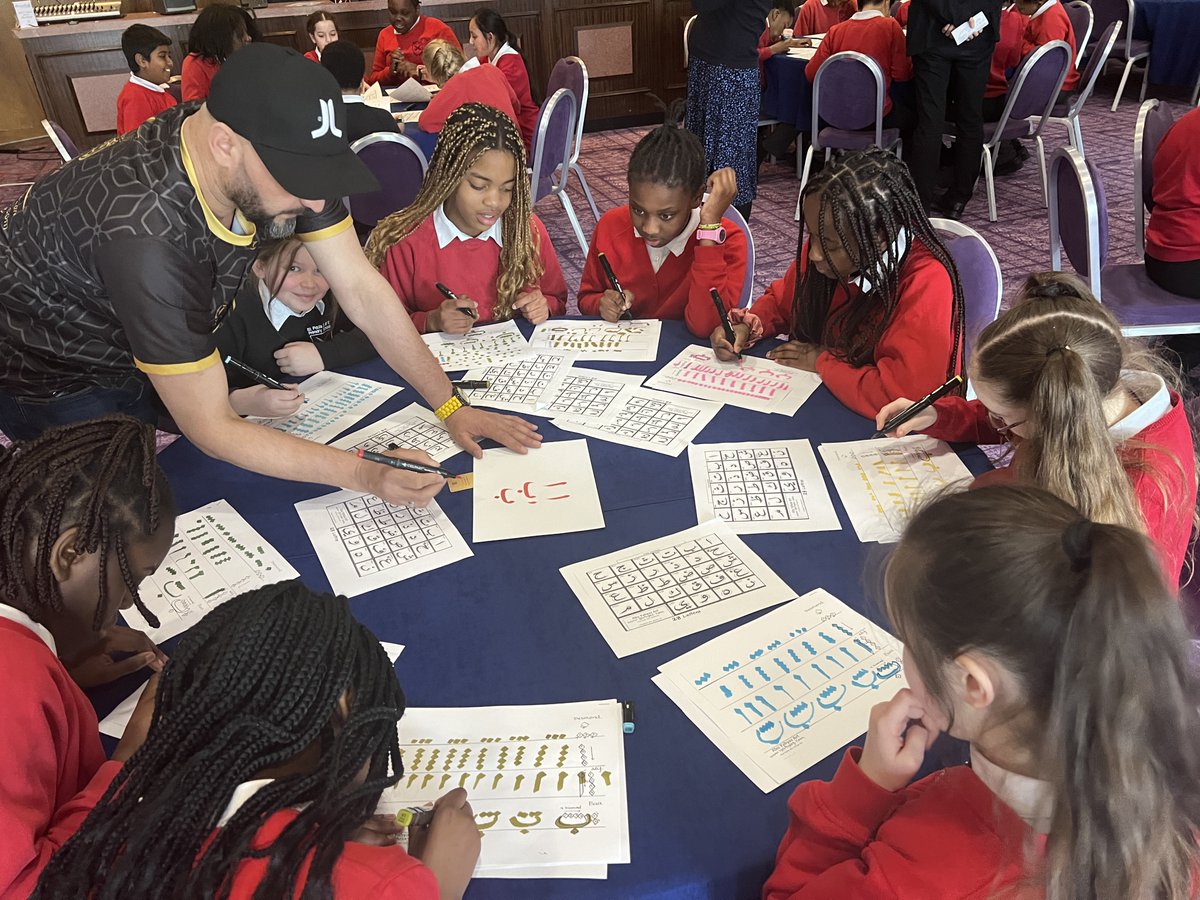 180 primary school children had a wonderful Welcome the Arab World this week at Newcastle Civic Centre, learning about Arabic peoples, cultures and learning some Arabic words and practicing calligraphy. Thanks to all involved! expressyourselfne.com/2024/03/07/ara… @QFIntl