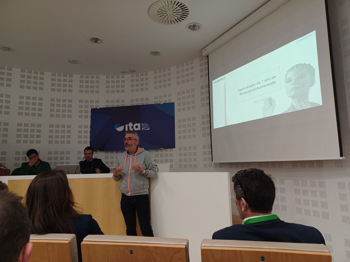 Presentación de <a href="/aalbaperez/">Angel Alba</a> en #CollaborateZaragoza24 sobre #innovación e #IA generativa.