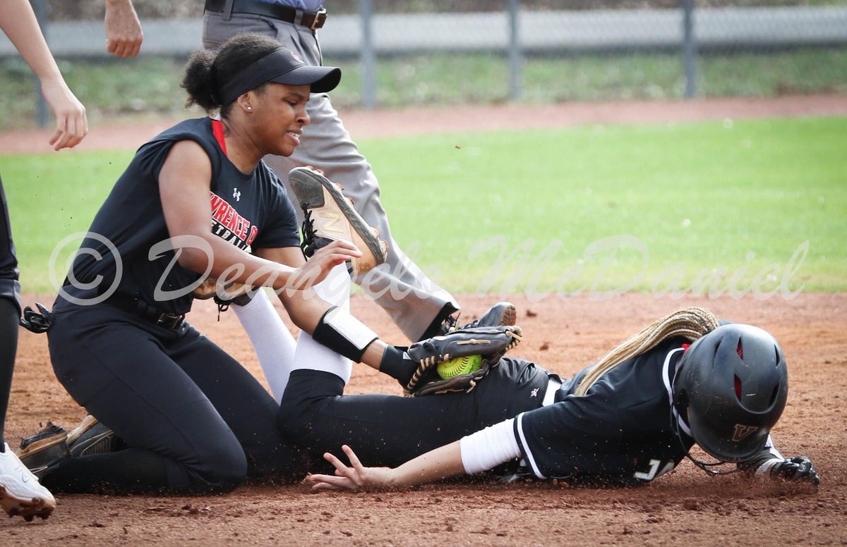hawkins_jaala's tweet photo. Usually patrolling in the outfield but got a chance to touch the dirt to help in a rundown. Yes we got the out. 😊 @LCHSSoftball2 @05_tribe @oakwood2158 https://t.co/y9oztRCH6z