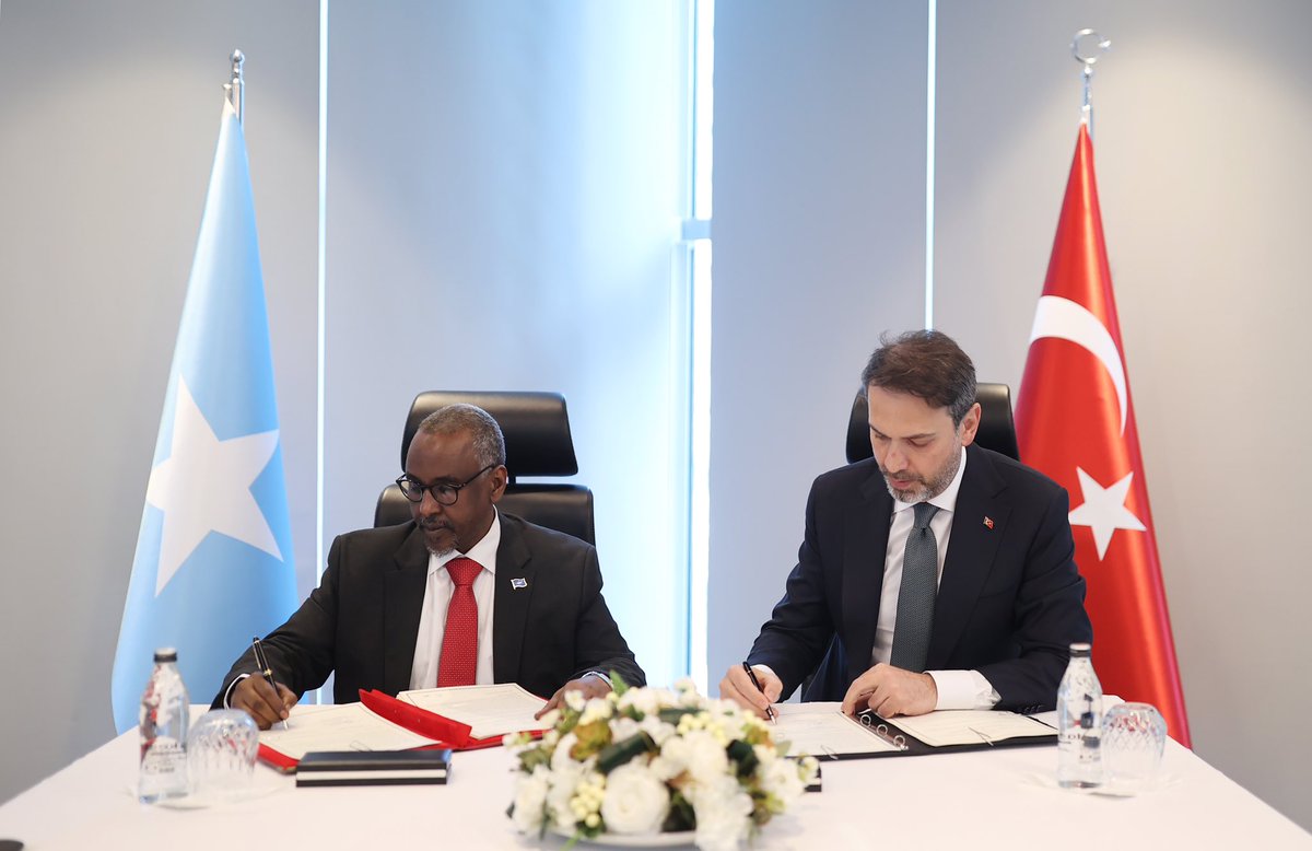 AbdirizakOm's tweet photo. Today🇸🇴&amp;🇹🇷signed intergovernmental agreement on hydrocarbons.This is an exciting moment for both countries,we appreciate🇹🇷’s support in accelerating the development of hydrocarbons in🇸🇴. Thanks to HE Dr. Alparslan Bayraktar for hosting me in Istanbul during the signing of the IGA https://t.co/XYYti8AHzP