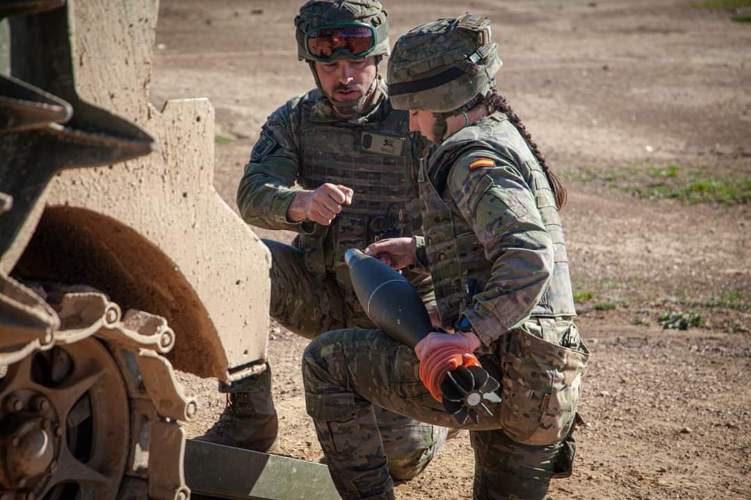 FUTER_ET's tweet photo. El #RILaReina2, #BrigadaGuzmanelBueno X , lleva a cabo un ejercicio en apoyo y colaboración con la academia de Infantería #ACINF para completar la formación de los Sargentos Alumnos #AGBS en el empleo y uso de las plataformas de combate del Arma
#SedfuertesenlaGuerra https://t.co/UbB9IFxHZG