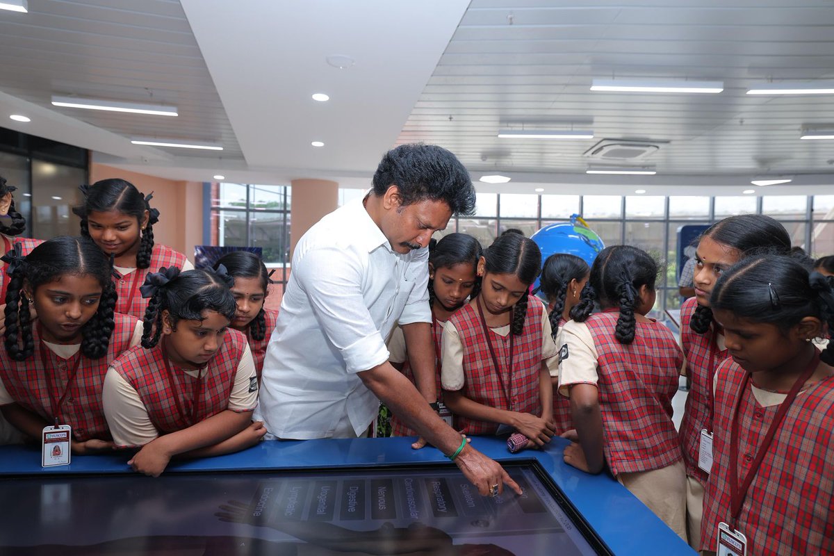 Anbil_Mahesh's tweet photo. மாமதுரையின் அறிவுசார் அடையாளமான கலைஞர் நூற்றாண்டு நூலகத்தில் இன்று நேரில் ஆய்வு செய்தோம். அங்கு மாணவர்கள், வாசகர்கள் மற்றும் போட்டித் தேர்வர்களின் வருகை நிலவரம் குறித்த கோப்புகளை பார்வையிட்டோம். மேலும் அனைத்து தளங்களுக்கும் சென்று ஒவ்வொரு பிரிவும் உரிய முறையில் இயங்குவதை உறுதி செய்தோம்.

அங்கு வந்திருந்த மாணவர்களிடம், அவர்களுக்காக நம்முடைய திராவிட மாடல் அரசின் நிதிநிலை அறிக்கையில் மாண்புமிகு முதலமைச்சர் அவர்கள் புதிதாக அறிவித்துள்ள திட்டங்கள் குறித்து எடுத்துக்கூறி, கலந்துரையாடினோம். 

எப்போது மதுரை சென்றாலும் தவறாமல் செல்லும் இடமாக மாறிப்போய் இருக்கிறது என் மனதிற்கு நெருக்கமான "கலைஞர் நூற்றாண்டு நூலகம்"!
