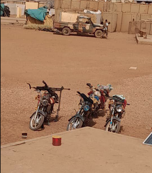 Wamaps_news's tweet photo. #Mali 🇲🇱 | 06/03 : Une violente attaque par des terroristes affiliés à l' #EIGS contre un poste frontalier s'est déroulée à #Labbezanga (région de #Gao).

Plusieurs dizaines de terroristes ont attaqué la position tenue par des éléments joints du #MSA_D et des #FAMa mais les forces en présence ont su les mettre en déroute après de violents échanges de tirs.
(📽️ video en commentaire)

🔴 Un premier bilan fait état d'au moins une dizaine de djihadistes neutralisés, aucune information ne fait état du nombre de blessés ni des pertes subies.

🔵 De l'armement léger ainsi que plusieurs motos dont une équipée d' une mitrailleuse lourde NSV de 12.7mm  ont été récupérés.

⚠️ Cette attaque est-elle liée à l'attaque du convoi de camions citernes à proximité de #Kongo_Tchiré - #Niger 🇳🇪 en date du 03/03 ? 
https://t.co/7Gkhsr4z2J
