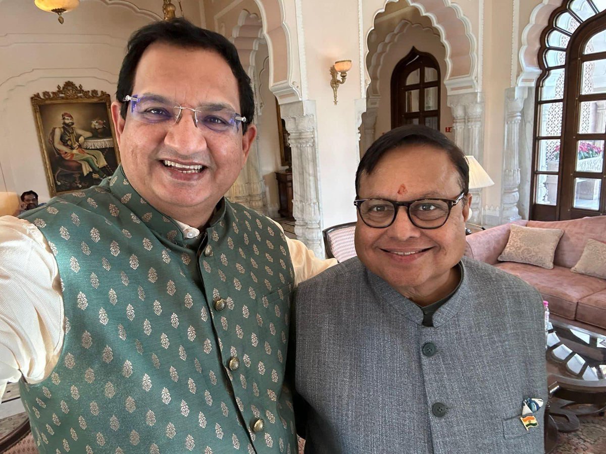 WSumesh's tweet photo. Delighted to meet Shri @vijayjdarda ji , Chairman of the Lokmat Media Group , pioneering journalist and exemplarily parliamentarian. https://t.co/OZ6KE5Dfal