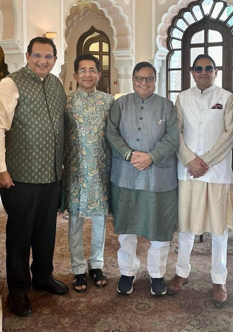 WSumesh's tweet photo. Delighted to meet Shri @vijayjdarda ji , Chairman of the Lokmat Media Group , pioneering journalist and exemplarily parliamentarian. https://t.co/OZ6KE5Dfal