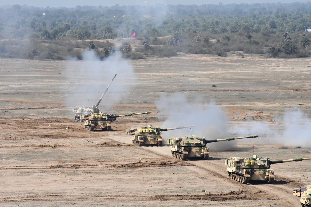 Gen Manoj Pande #COAS visited the #WhiteTigerDivision where he was given an update on operational readiness and briefed by the Commanders. #COAS witnessed the deep strike capability of the Division during the Integrated Fire & Manoeuvre exercise at #Babina Field Firing Ranges.