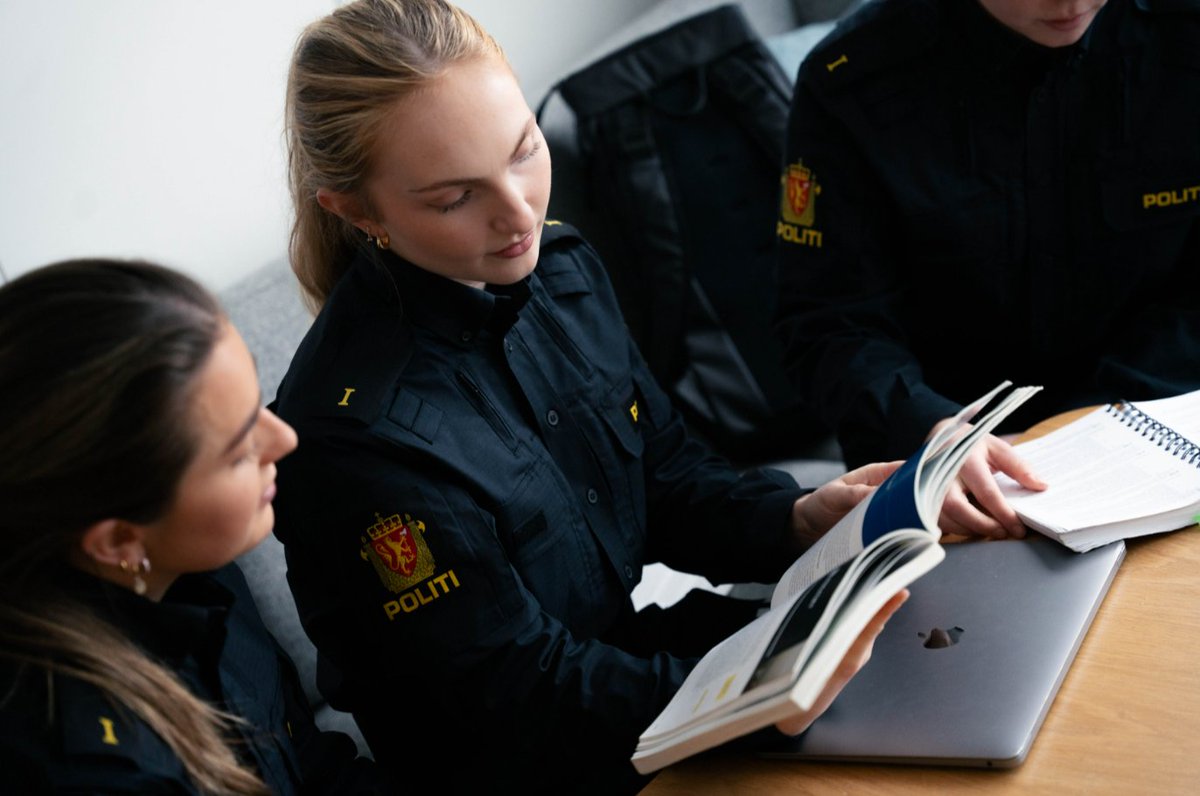 2893 søkere til 500 studieplasser. 
Søkertallene til opptak bachelorutdanning 2024 er klare. 
bit.ly/3wGpzPQ