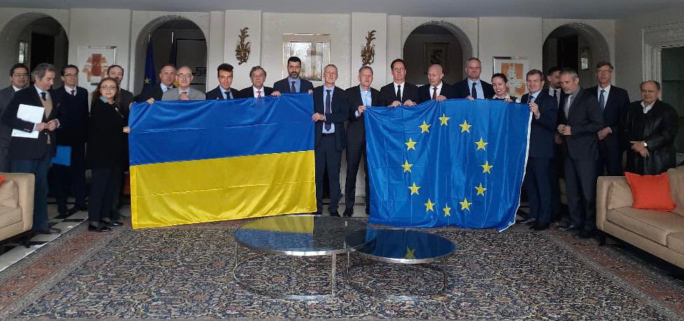 همراه با سفرای همکار اتحادیه اروپا در تهران، در کنار اوکراین می ایستیم. تا هر زمان كه لازم باشد #StandWithUkraine