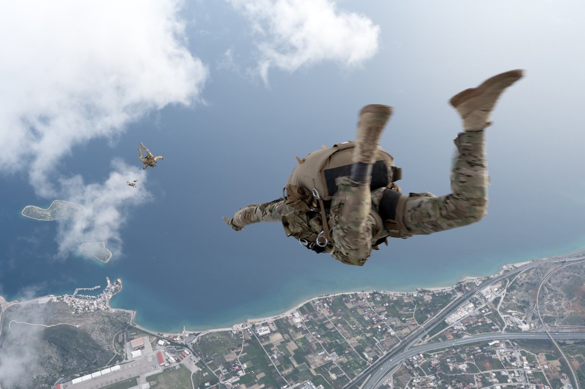 US_SOCEUR's tweet photo. We're free falling into #TFP24. Greek SOF & #GreenBerets took the jump while our Romanians & Georgians trained combat casualty care. Meanwhile, Bulgarian Operators honed their skills sending rounds flyin' ! 💥💥💥
#StrongerTogether #LSGE #SOFinEurope #StrongandStrategic https://t.co/a7u2cXbHyu