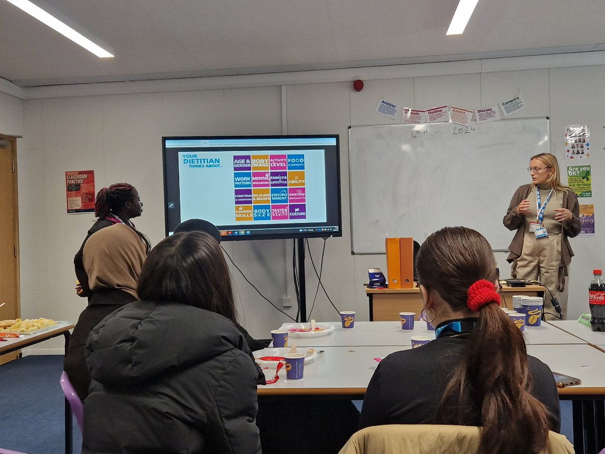 Thank you Mulberry Academy for inviting our #paediatric dietetic students on placement to share their journey to #Dietetics with your health and social care #Btech students during #NationalCareersWeek2024 ... look at the snacks🍇🧀! When u kno the dietitian's comin🤣 #AHPsDeliver